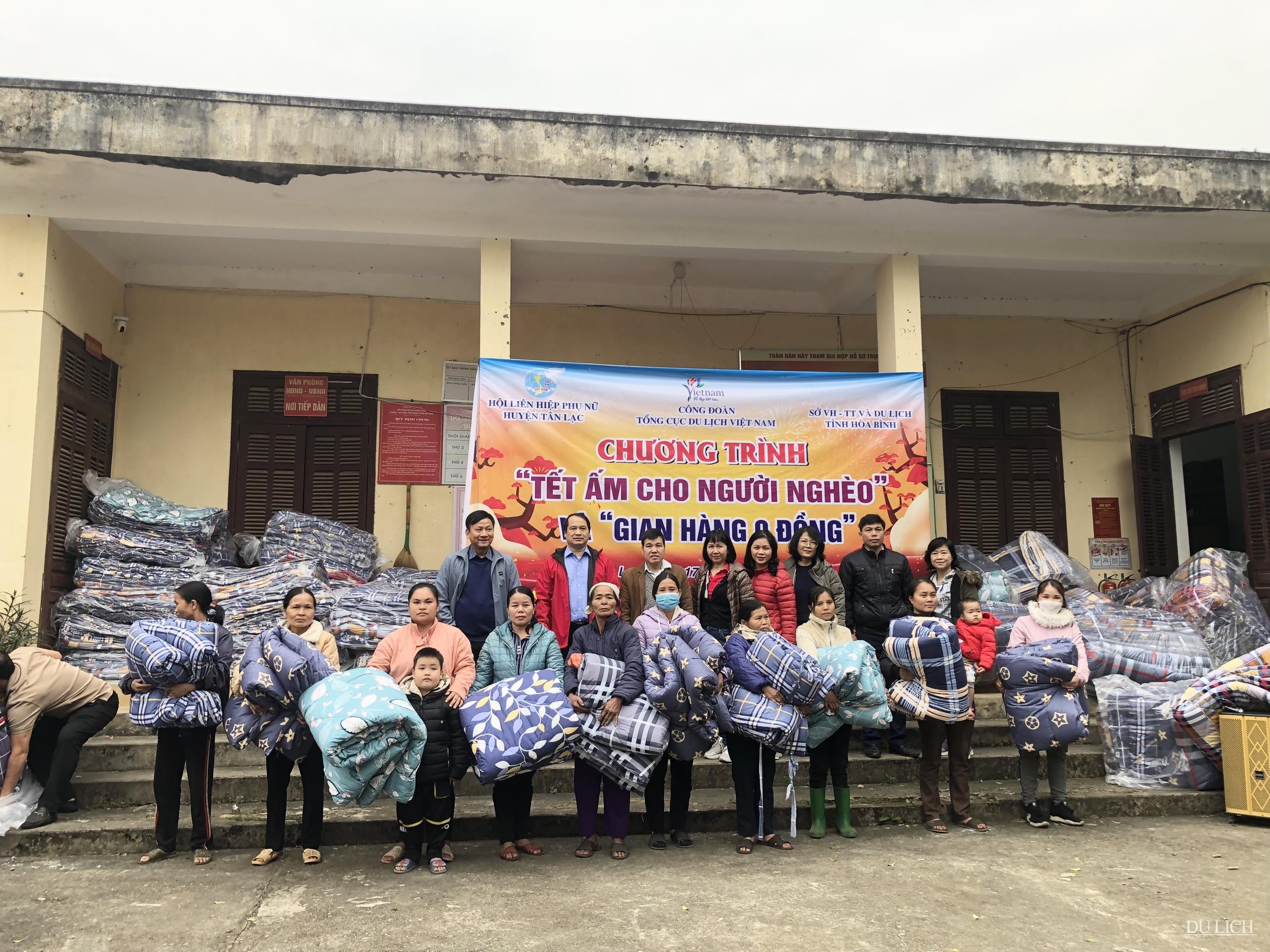 Công đoàn Tổng cục Du lịch, Sở VHTTDL Hoà Bình trao tặng quà cho bà con khó khăn xã Suối Hoa